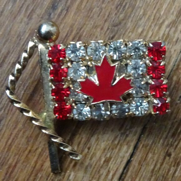 Vintage Canada Flag Brooch 1970s - Picture 1 of 4